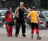 Tim Robbins dans les rues de New York, joue au hocey avec des jeunes, le 24 septembre 2011