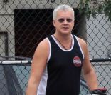 Tim Robbins dans les rues de New York, joue au hocey avec des jeunes, le 24 septembre 2011