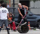 Tim Robbins dans les rues de New York, joue au hocey avec des jeunes, le 24 septembre 2011