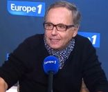 Fabrice Luchini au micro d'Europe 1, face à Nikos Aliagas.