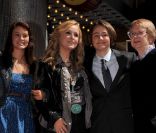 Melissa Etheridge a reçu son étoile sur le célèbre Hollywood Walk of Fame à Los Angeles le 27 septembre 2011 entourée de ses enfants Bailey Jeans et Beckett ainsi que de sa maman Elizabeth 