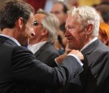 Nicolas Sarkozy décore onze personnalités intellectuelles et du monde du spectacle, ici Niels Arestrup, à l\'Élysée, le 28 septembre 2011.