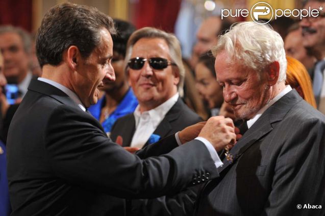 Nicolas Sarkozy décore onze personnalités intellectuelles et du monde du spectacle, ici Niels Arestrup et Gilbert Montagné,à l'Élysée, le 28 septembre 2011.