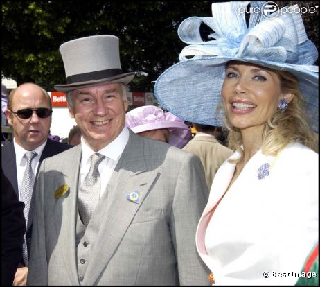 Le prince Aga Khan et son (ex-)épouse la princesse Gabriele (la Begum Iraana) en 2002. 
 La Begum Inaara Aga Khan a obtenu gain de cause devant la cour d'appel d'Amiens, qui a condamné son désormais ex-époux le prince Aga Khan IV à lui verser 60 millions d'euros de compensation dans leur divorce, le plus cher jamais prononcé en France. 