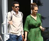 Jessica Alba aux côtés de son mari Cash Warren dévoile sa ligne amincie mais aussi sa mauvaise humeur... Le 29 septembre à Los Angeles  
