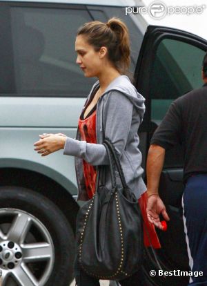Pour retrouver la ligne, Jessica Alba multiplie les séances sportives avec son coach. Ici, à Los Angeles le 29 septembre au matin. 