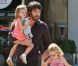 Ben Affleck se balade avec ses deux filles le samedi 1er octobre 2011.