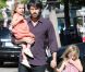 Ben Affleck se balade avec ses deux filles le samedi 1er octobre 2011.