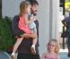Ben Affleck se balade avec ses deux filles le samedi 1er octobre 2011.