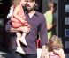 Ben Affleck se balade avec ses deux filles le samedi 1er octobre 2011.