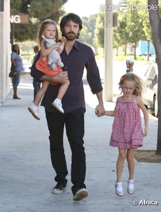 Ben Affleck se balade avec ses deux filles le samedi 1er octobre 2011.