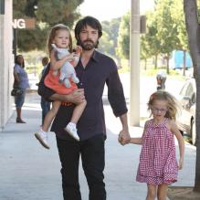 Ben Affleck se balade avec ses deux filles le samedi 1er octobre 2011.