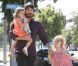 Ben Affleck se balade avec ses deux filles le samedi 1er octobre 2011.