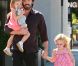Ben Affleck se balade avec ses deux filles le samedi 1er octobre 2011.