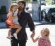 Ben Affleck se promène avec ses deux fillettes, à Los Angeles, le samedi 1er octobre 2011.