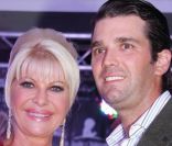 Donald Trump, Jr. et sa mère Ivana posent lors d'une soirée à New-York en septembre 2011