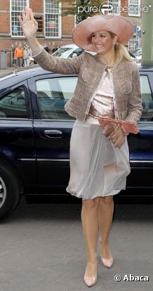La princesse Maxima des Pays-Bas connaît un début de mois d'octobre chargé. Revenue d'une inauguration à Utrecht, elle a adopté un look beaucoup plus apprêté pour inaugurer les bâtiments rénovés du Conseil d'Etat, dont la reine Beatrix est la présidente, le 5 octobre à La Haye.