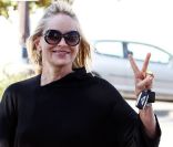 Sharon Stone sort d\'un restaurant de Beverly Hills le 6 octobre 2011<br />