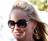 Toujours lookée, Sharon Stone sort d\'un restaurant de Beverly Hills le 6 octobre 2011<br />