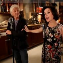 Tina Arena avec Gérard Lenorman pour la reprise de <em>Voici les clés</em> qui annonce l'album <em>Duo de mes chansons</em>, à paraître le 10 octobre 2011.