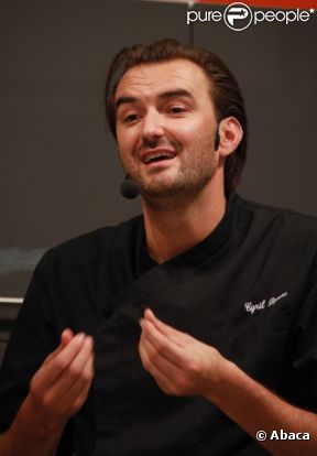 Cyril Lignac lors du salon Cuisinez avec M6, à Paris, le 7 octobre 2011