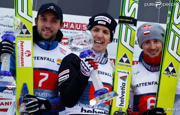 Pavel Karelin (photo : à gauche, le 1er janvier 2011, lors de sa 2e place au tournoi Four Hills à Garmisch-Partenkirchen), grand espoir du saut à skis russe, qui devait mener son équipe aux JO de Sotchi, est mort le 9 octobre 2011, tué sur la route.