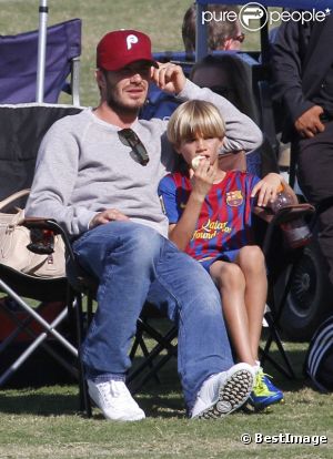 David Beckham le 9 octobre 2011 à Los Angeles avec son fils Romeo