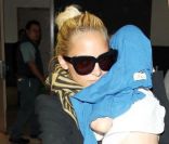 Nicole Richie inséparable de sa fille Harlow dès son arrivée à Los Angeles le 9 octobre 2011 