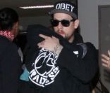 Joel Madden avec son fils Sparrow dans les bras, à Los Angeles. Le 9 octobre 2011 
