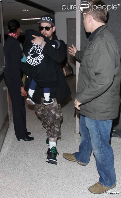 Joel Madden avec son fils Sparrow dans les bras, à Los Angeles. Le 9 octobre 2011 