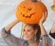 Heidi Klum porte fièrement sa citrouille. Elle s'est rendue à Mr. Bones Pumpkin Patch pour promouvoir Project Runway, à Los Angeles, le 11 octobre 2011