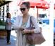 Jessica Alba prend du temps en solo dans les rues de Los Angeles le 11 ocobre 2011