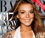 L\'actrice Lindsay Lohan dépose un large et rayonnant sourire en couverture du Harper\'s Bazaar. Décembre 2008.<br />