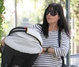 Selma Blair et son Arthur rentrent à leur domicile, à Los Angeles. Le 14 octobre 2011