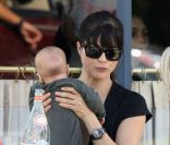 Selma Blair avec son fils Arthur, déjeune en terrasse du restaurant La Conversation. 15 octobre 2011