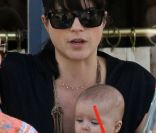 Selma Blair avec son fils Arthur, déjeune en terrasse du restaurant La Conversation. 15 octobre 2011