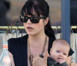 Selma Blair avec son fils Arthur, déjeune en terrasse du restaurant La Conversation. 15 octobre 2011