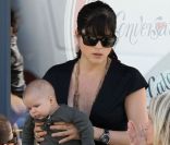 Selma Blair avec son fils Arthur, déjeune en terrasse du restaurant La Conversation. 15 octobre 2011