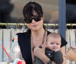 Selma Blair avec son fils Arthur, déjeune en terrasse du restaurant La Conversation. 15 octobre 2011
