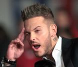 M. Pokora : Cloué au sol à cause d'une fuite, ses fans le suivent à la trace