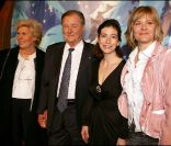 Albert Uderzo, sa femme Ada, Anne Goscinny et Sylvie Uderzo, à Paris, le 3 mars 2006.