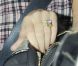 Victoria Beckham à Londres, le 14 octobre 2011 nous montre la bague offerte par David pour la naissance de leur fille Harper. 