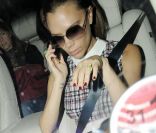 Victoria Beckham à Londres, le 14 octobre 2011, n\'hésite pas à dévoiler aux photographes la bague offerte par David pour la naissance de leur fille Harper.<br />