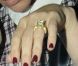 Victoria Beckham à Londres, le 14 octobre 2011 nous fait admirer la bague offerte par David pour la naissance de leur fille Harper. 