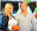 Shauna Sand et son jeune boyfriend très naturels le 21 octobre 2011 chez Mr Bones Pumpkin Patch à Los Angeles