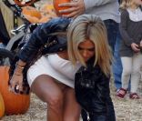 Shauna Sand et son très jeune boyfriend le 21 octobre 2011 chez Mr Bones Pumpkin Patch à Los Angeles