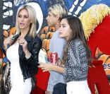 Shauna Sand, ses filles et son très jeune boyfriend le 21 octobre 2011 chez Mr Bones Pumpkin Patch à Los Angeles