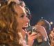 Lors d'un concert à Londres, Beyoncé tend le micro à une fan qui tente de chanter aussi bien que son idole...