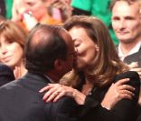 François Hollande, officiellement investi candidat de la gauche à la présidentielle, embrasse sa compagne Valérie Trierweiler avec son discours, à Paris, le 22 octobre 2011.