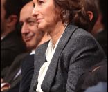 François Hollande officiellement investi candidat de la gauche à la présidentielle sous l'oeil de son ex Ségolène, à Paris, le 22 octobre 2011.